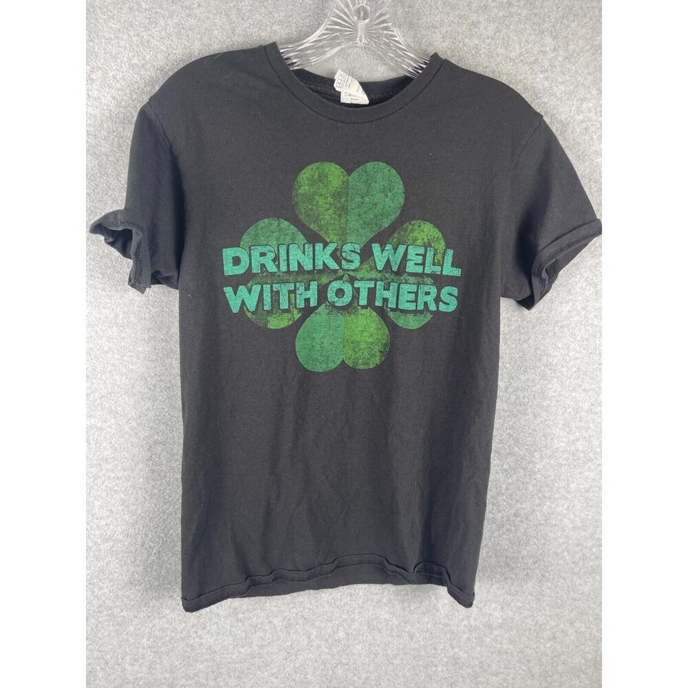 St Patricks Day T Shirt Men's Size S Black 4 Leaf Clover Drinks Well with Others